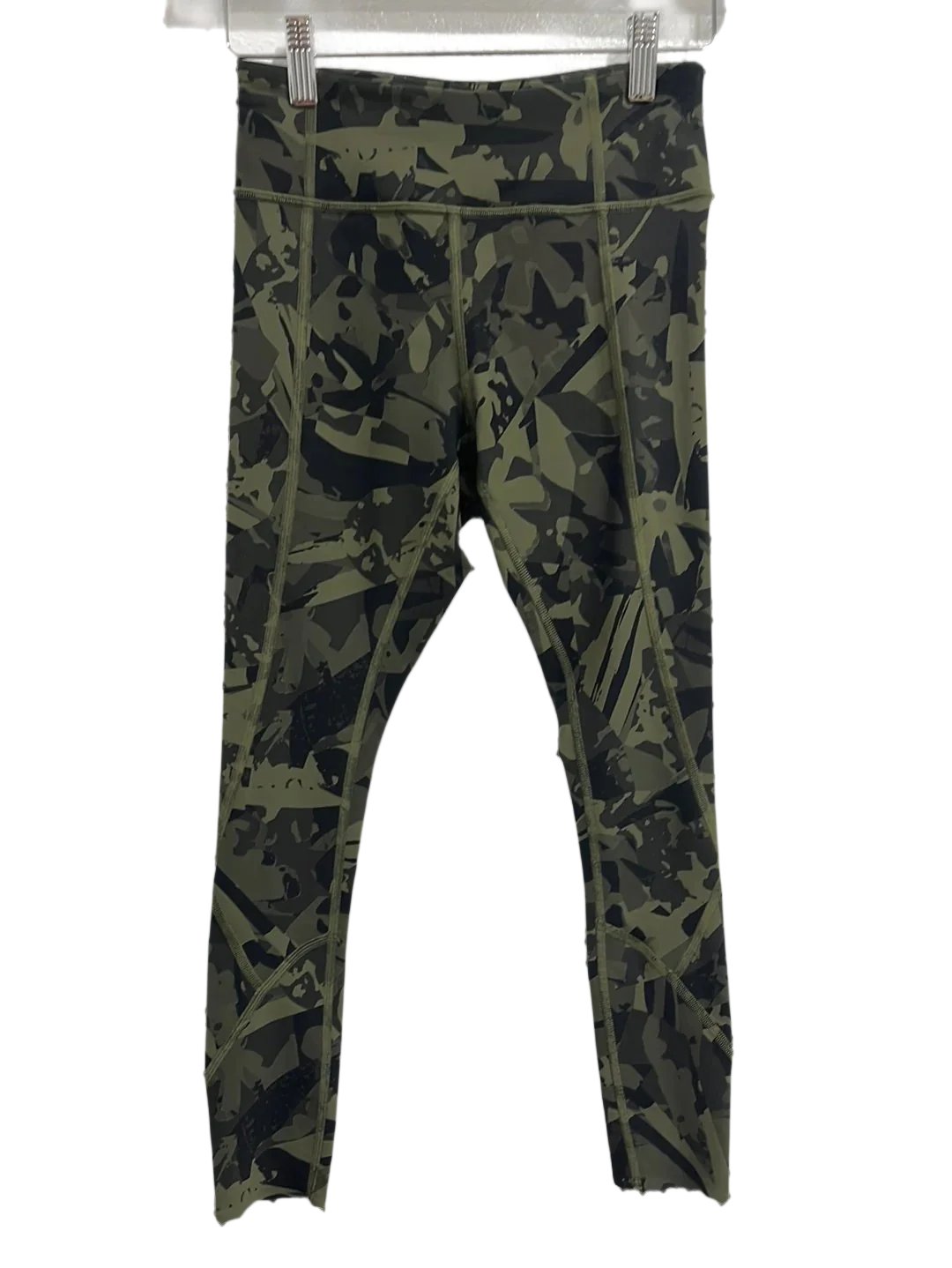 http://www.consignqueens.com/cdn/shop/products/lululemon-greenblack-running-pants-camo-leggings-4-441982.jpg?v=1695448057